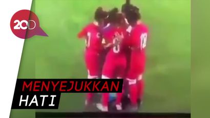 Viral! Pemain Sepakbola Wanita Lindungi Lawan yang Hijabnya Terlepas