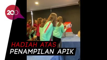 Ronaldo Bagi-bagi Sepatu ke Timnas Wanita Portugal U-17