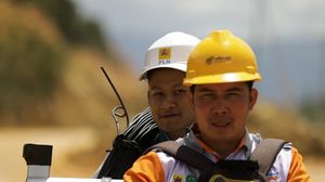 Kucuran Keringat Demi Menerangi Perbatasan