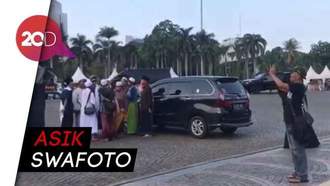 jelang reuni 212 massa mulai merapat ke monas