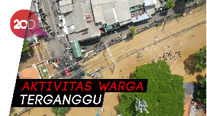 Gambar Udara Banjir Tenggelamkan Stasiun dan Sekolah