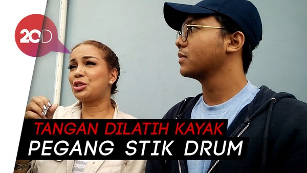 Soraya Haque Sebut Ekki Soekarno Punya Cara Unik Berhenti Merokok