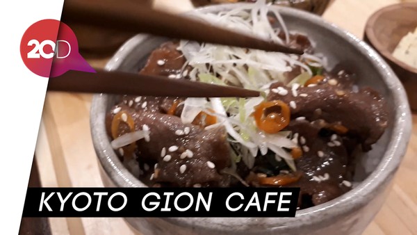 Menyantap Makanan Khas Jepang di Atas Tikar Tatami