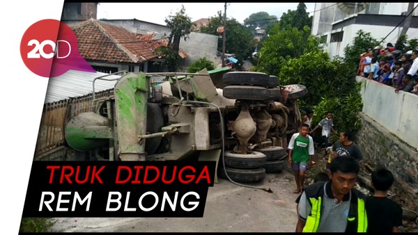 Truk Molen Melaju Tak Terkendali di Semarang, 1 Pemotor Tewas