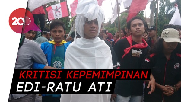 Hiii... Ada Pocong di Unjuk Rasa Mahasiswa Cilegon