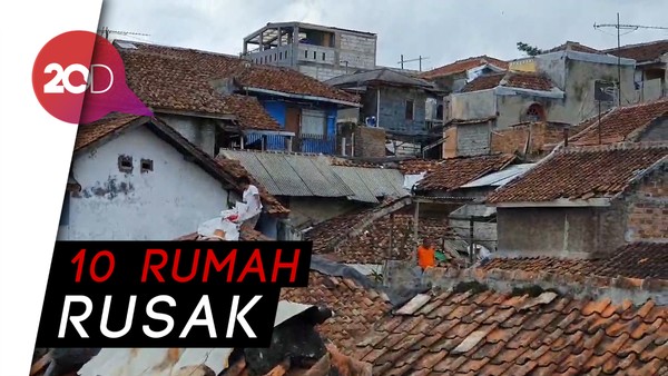 Puting Beliung Terjang Sukabumi, Genting-Genting Rumah Warga Terbang
