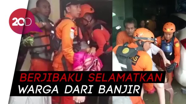 Aksi Petugas Basarnas Evakuasi Lansia dari Kepungan Banjir Jakarta