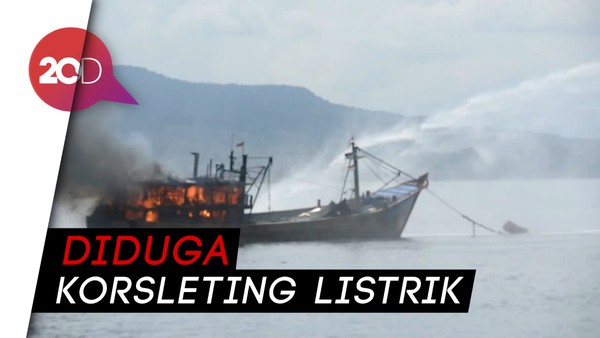 Detik-detik Kapal Ikan Terbakar di Selat Bali