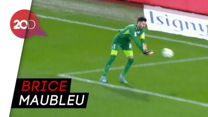 Duh, Kiper Ini Lempar Bola ke Gawang Sendiri
