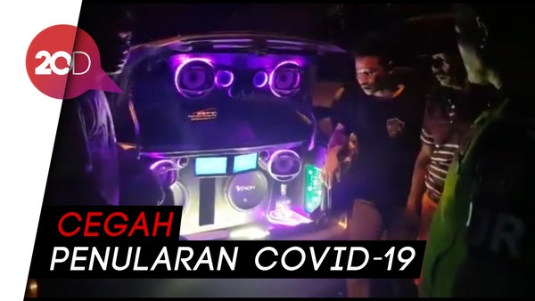 Cegah Corona Menyebar, Polisi Bubarkan Warga Jakarta yang Nongkrong