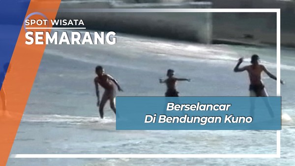Anak Bermain Selancar Di Bendungan Simongan Semarang