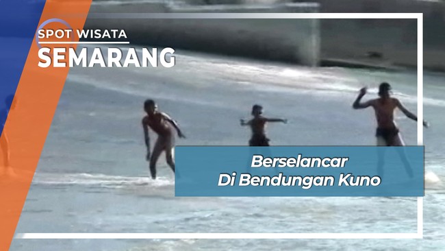 Anak Bermain Selancar Di Bendungan Simongan Semarang