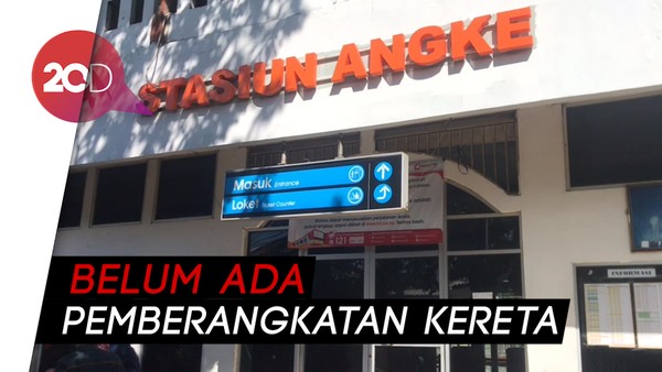 Stasiun Angke Tutup Sementara, Penumpang Menunggu di Luar!