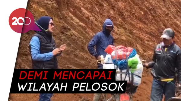 Naik Motor Trail, Bupati Luwu Utara Salurkan Bansos