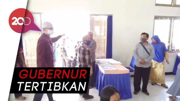 Warga Jateng Berkerumun Antre Bansos, Ganjar Turun Tangan