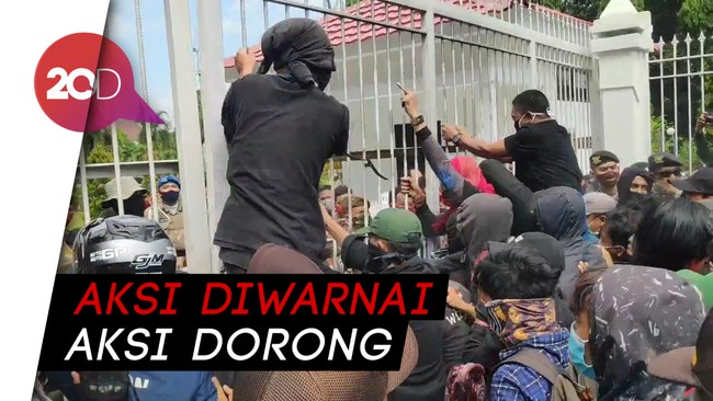Demo Krisis Air Bersih di Sulsel, Pagar Kantor Bupati Didobrak