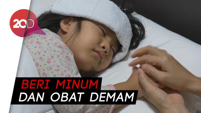  Ini Tips Turunkan Demam Tinggi pada Si Kecil