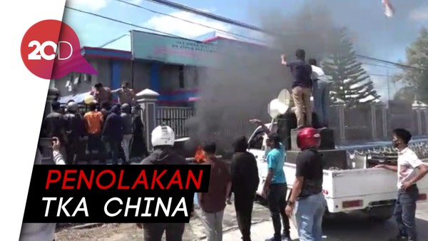 Massa Lempari Kotoran Sapi dan Telur Busuk ke Kantor Imigrasi Kendari