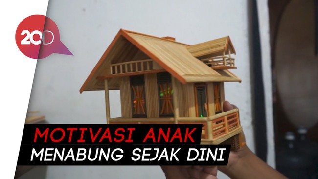 Perajin Subang Sulap Ribuan Tusuk Sate Jadi Celengan Miniatur Rumah