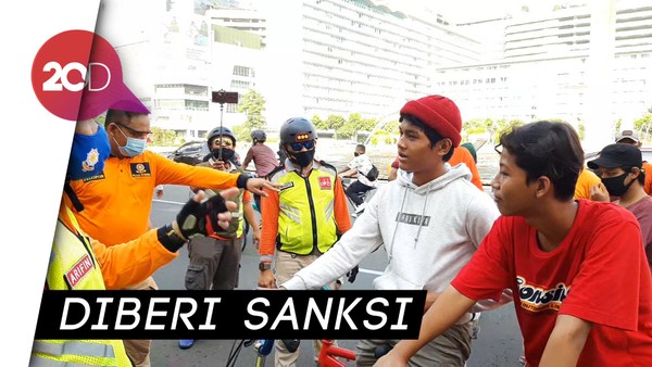 Tak Bermasker, Puluhan Warga Kena Sanksi di Bundaran HI