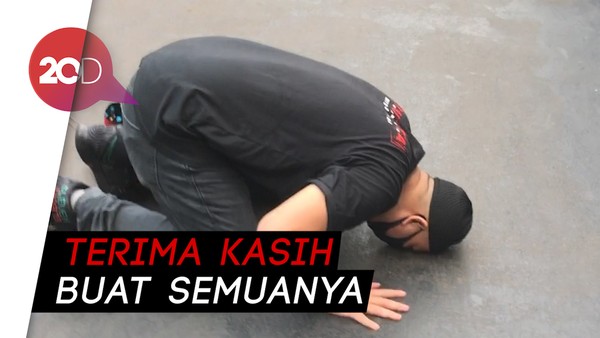 Momen Vicky Prasetyo Sujud Syukur saat Keluar dari Rutan Salemba