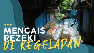 Senyum Rumini Penjual Kerupuk Tunanetra di Pandemi
