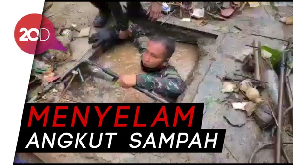 Aksi Heroik Serka Erik Bersihkan Sampah di Gorong-gorong