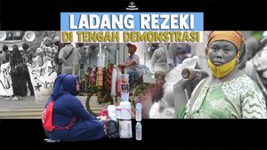 Kisah Pahit Manis Pedagang Keliling di Tengah Orasi Massa