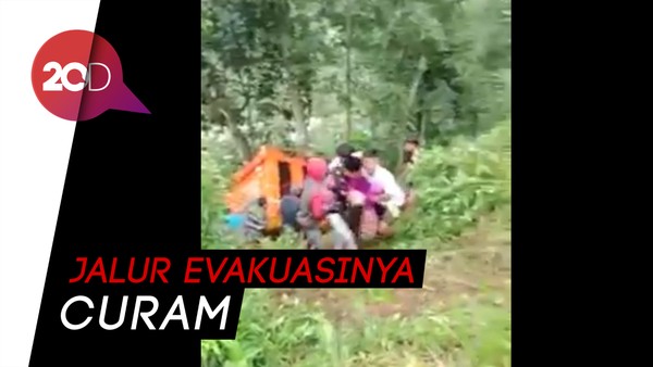 Tegangnya Evakuasi Korban Odong-odong yang Masuk Jurang