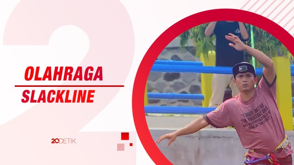 Seru! Uji Adrenalin Berjalan di Atas Tali