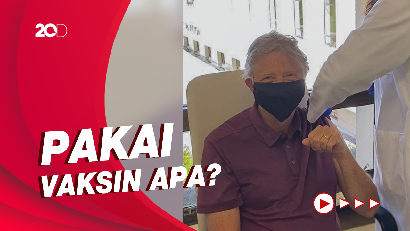 Momen saat Bill Gates Divaksinasi