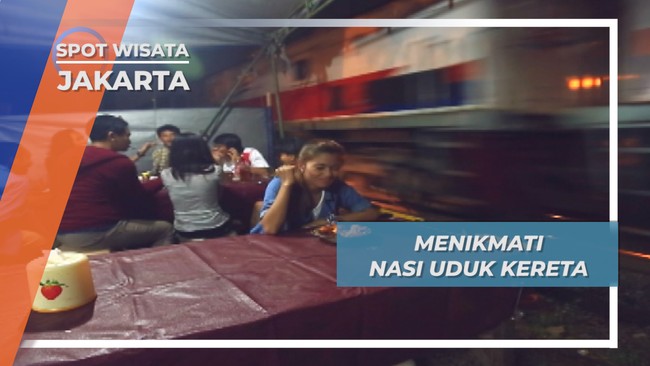 Bergetar Menikmati Nasi Uduk saat Kereta Api Melintas, Jakarta 