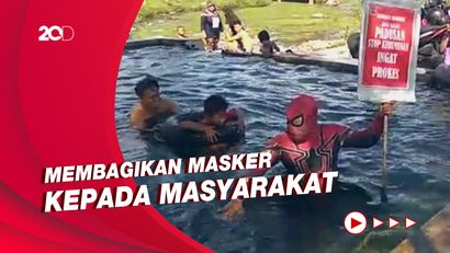Aksi Spiderman Sukoharjo Imbau Masyarakat Taat Prokes Saat Padusan