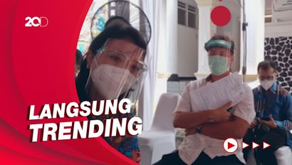 Pujian Netizen untuk Nicholas Saputra Saat Antre Vaksin 