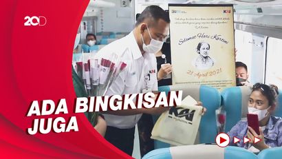 Rayakan Hari Kartini, KAI Bagikan Bunga ke Penumpang Wanita