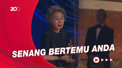 Pertemuan Lucu Yuh-Jung Youn dan Brad Pitt di Panggung Oscar