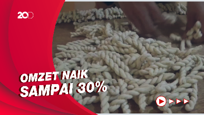 Melihat Produksi Kue Otere yang Laris Manis Jelang Lebaran
