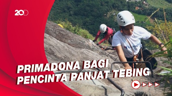 Menjajal Panjat Tebing Via Jalur Verrata di Gunung Parang