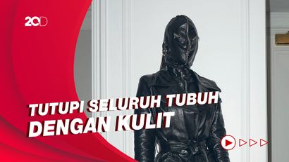 Viral Gaya Kim Kardashian yang Nyeleneh