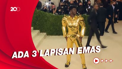 Bukan Main! Lil Nas X Pakai Jubah Emas di Met Gala 2021