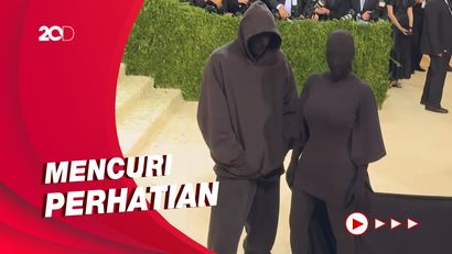 Penampilan Nyeleneh Kim Kardashian dengan Wajah Terbungkus di Met Gala 2021