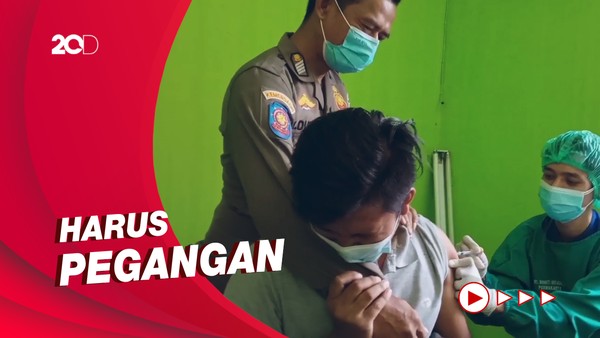 Ekspresi Pria di Purwakarta Takut Jarum Suntik saat Vaksinasi