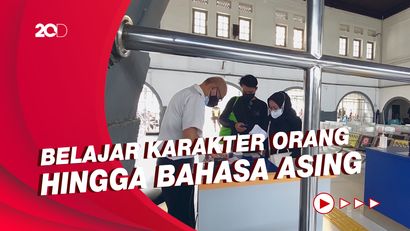 Cerita Mereka yang Pasang Badan di Balik Sibuknya Stasiun Pasar Senen