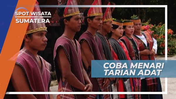 Menari Tarian Adat Tradisional di Museum Hutabolon Simanindo Sumatera Utara