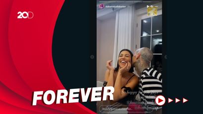 Kourtney Kardashian dan Travis Barker Resmi Tunangan!