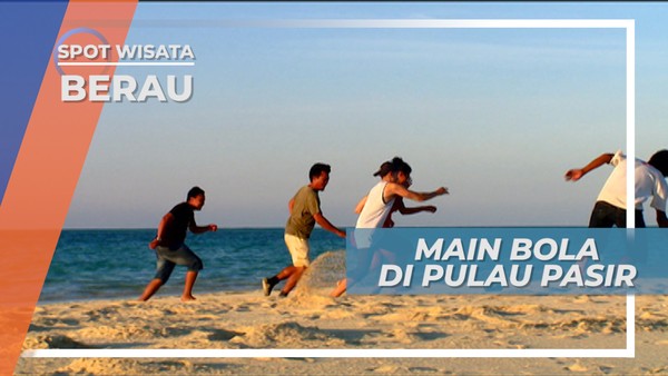 Seru-seruan Bermain Bola di Pulau Pasir, Berau