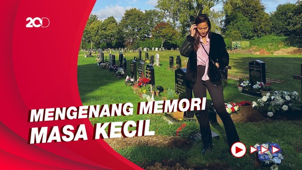 Momen Pevita Pearce Ziarah ke Makam Ayah di Inggris