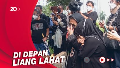 Tangis Chintami Atmanegara dan Istri Oddie Agam di Pemakaman 