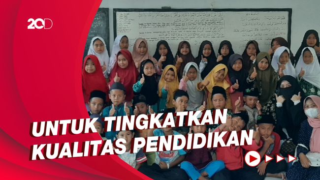 Kegiatan Belajar Mengajar Bahasa Inggris untuk Pemuda Desa
