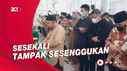 Momen Haru Ayah Vanessa Angel Kecup Peti Usai Salat Jenazah